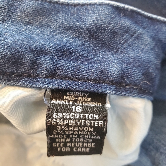 RUE 21 CURVY Mid-Rise Ankle Distressed Jeggings - Picture 9 of 16